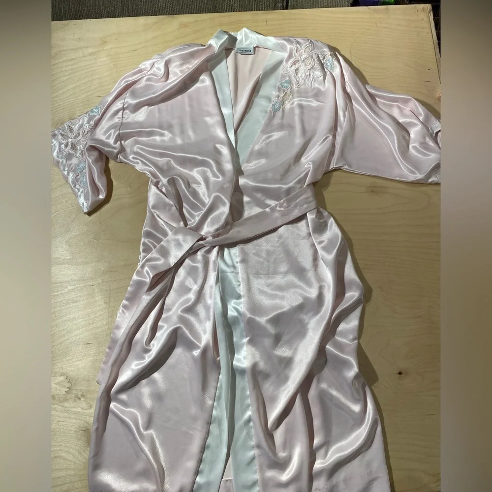 Natori Light Pink Satin Robe with White Accents Medium (QK)